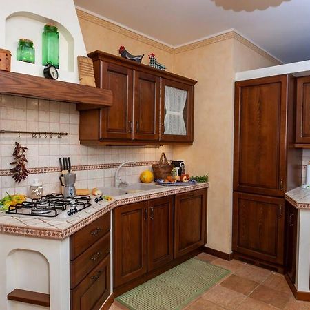 Spaziosa Villa Con Piscina E Giardino, 폴리나노 아마레 외부 사진