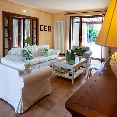 Spaziosa Villa Con Piscina E Giardino, 폴리나노 아마레 외부 사진