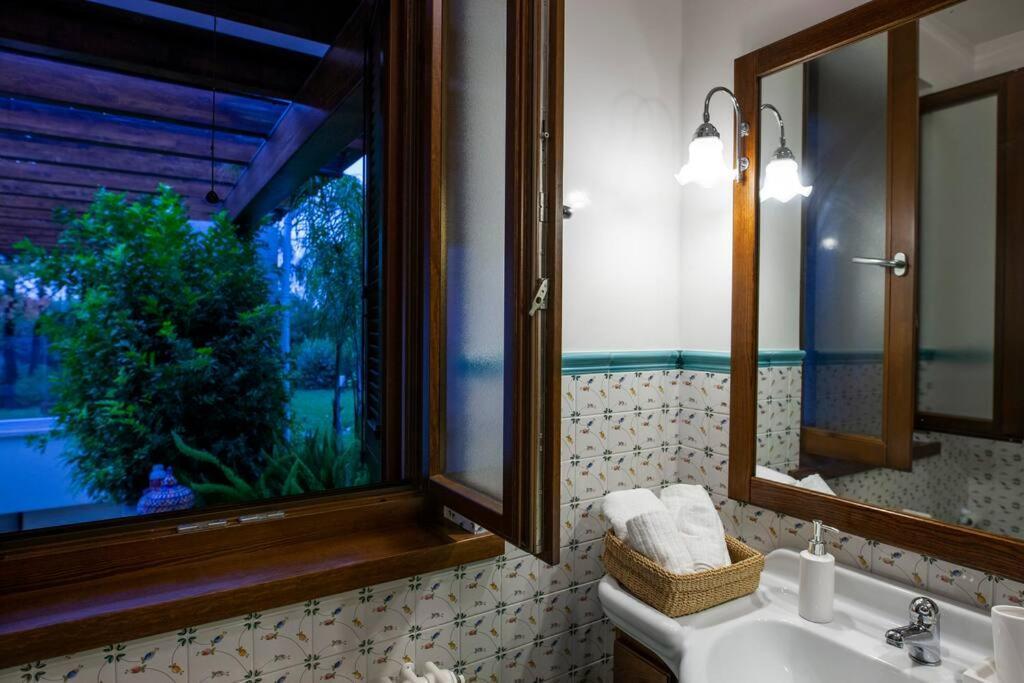 Spaziosa Villa Con Piscina E Giardino, 폴리나노 아마레 외부 사진