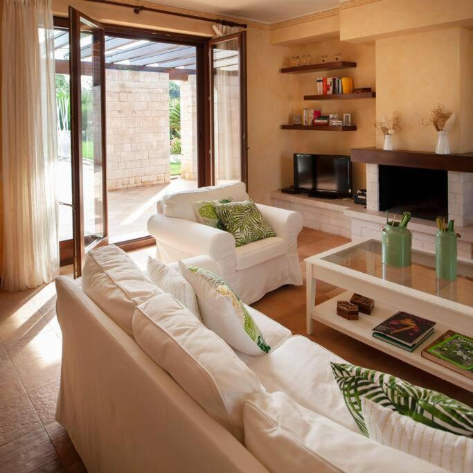 Spaziosa Villa Con Piscina E Giardino, 폴리나노 아마레 외부 사진