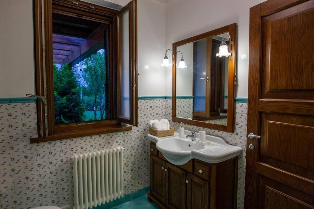 Spaziosa Villa Con Piscina E Giardino, 폴리나노 아마레 외부 사진
