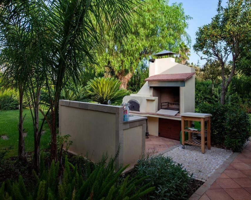 Spaziosa Villa Con Piscina E Giardino, 폴리나노 아마레 외부 사진