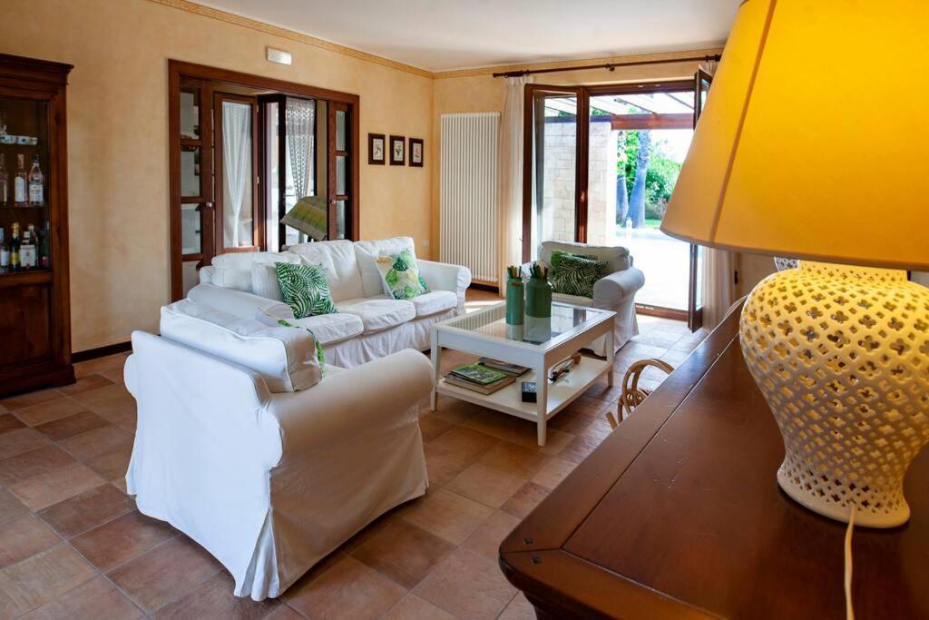 Spaziosa Villa Con Piscina E Giardino, 폴리나노 아마레 외부 사진